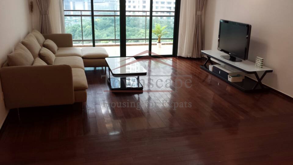 Good quality 3br apartment by HuangPu river