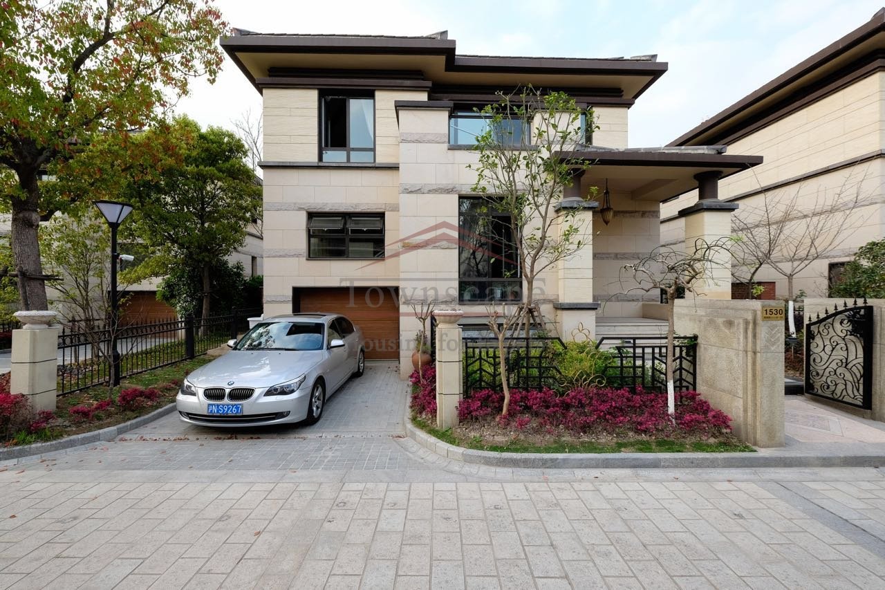 Extravagant 4 BR House in high class Pudong Suburb