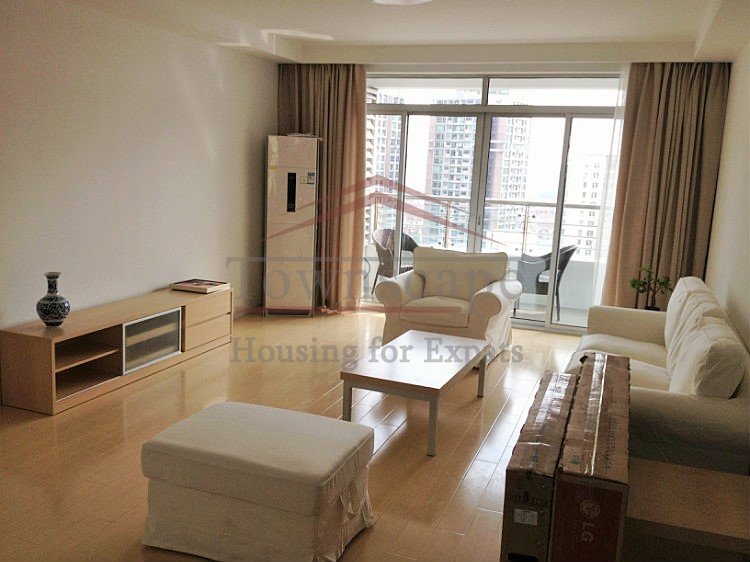 Homely 4 BR top floor apartment near Xujiahui