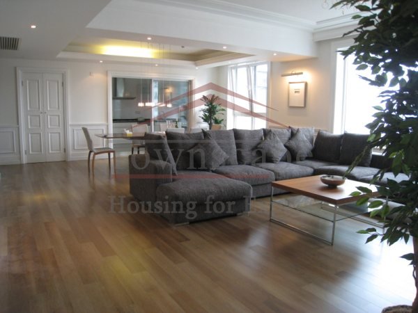 Unbelievalbe 3BR Apartment in Lujiazui Pudong Line 2