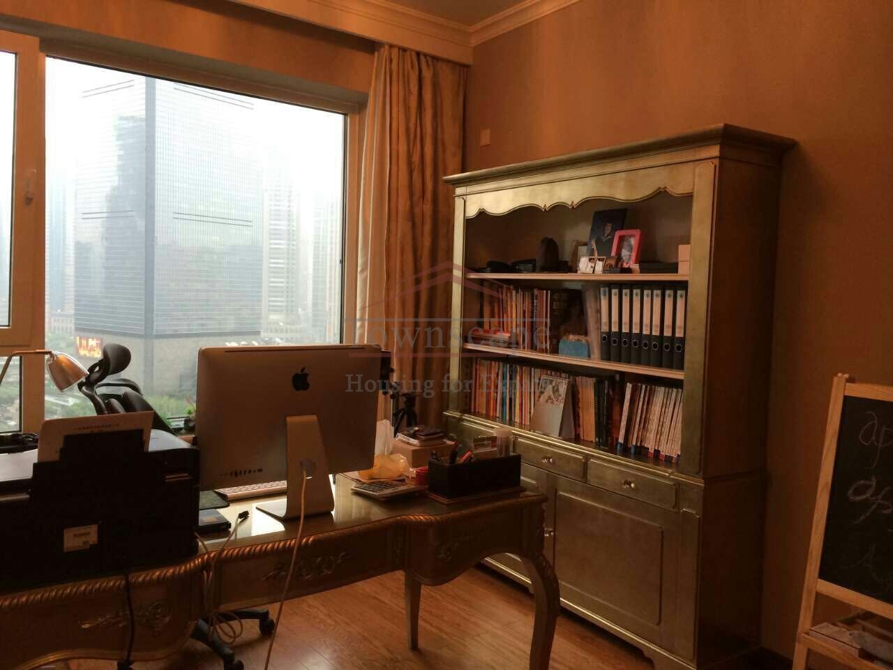 Large 3 BR Apartment in exclusive Skyline mansion Pudong