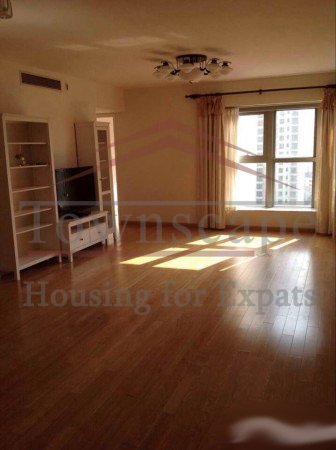 Beautiful clean 3 BR apartment in Jing An beside line 7/2