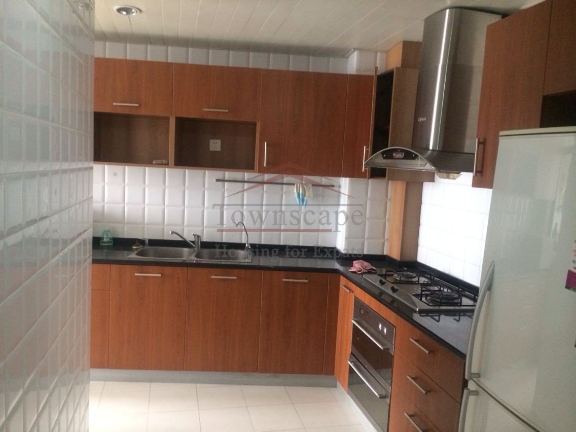 Modern clean 3 bed apt. L10 Yu Gardens Great Value