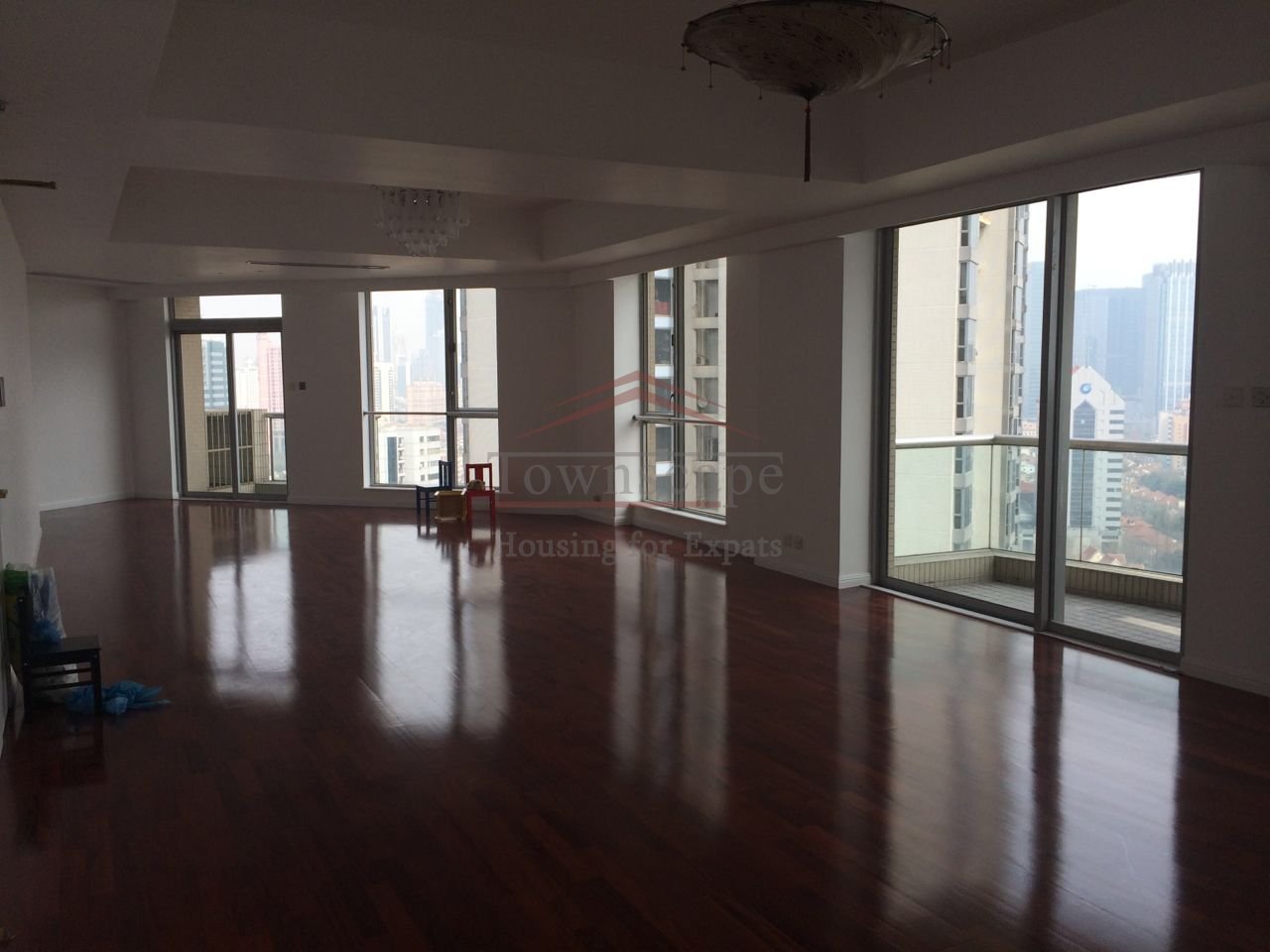 Beautiful 4 BR Apartment for Rent Changshu road Metro L 1&7 F