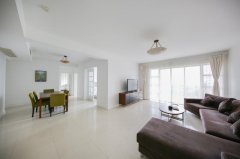 Bright, Spacious 4BR Apartment in Lujiazui