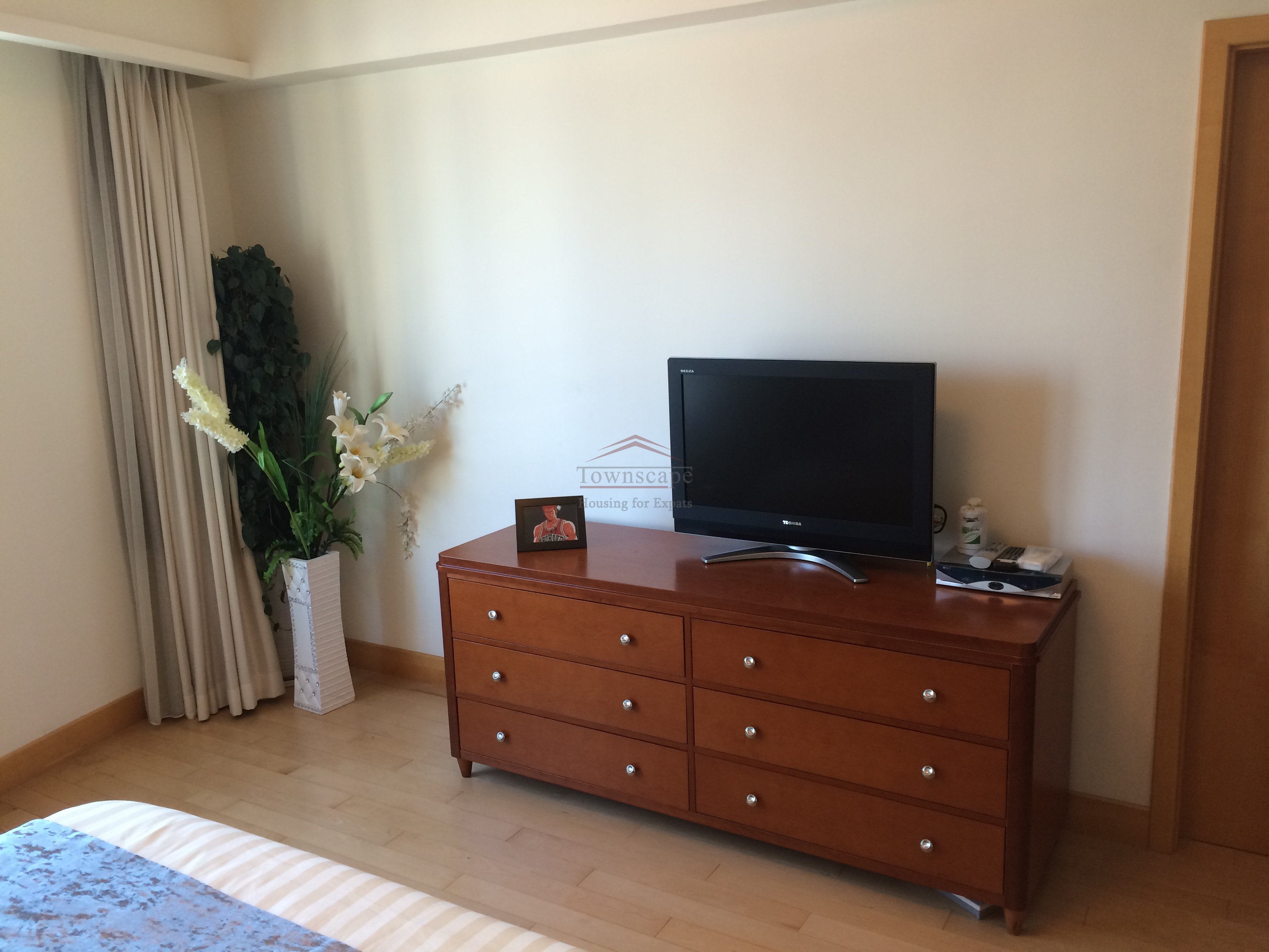 Shanghai apartment close to peoples square large 3br apartment close to west Nanjing road