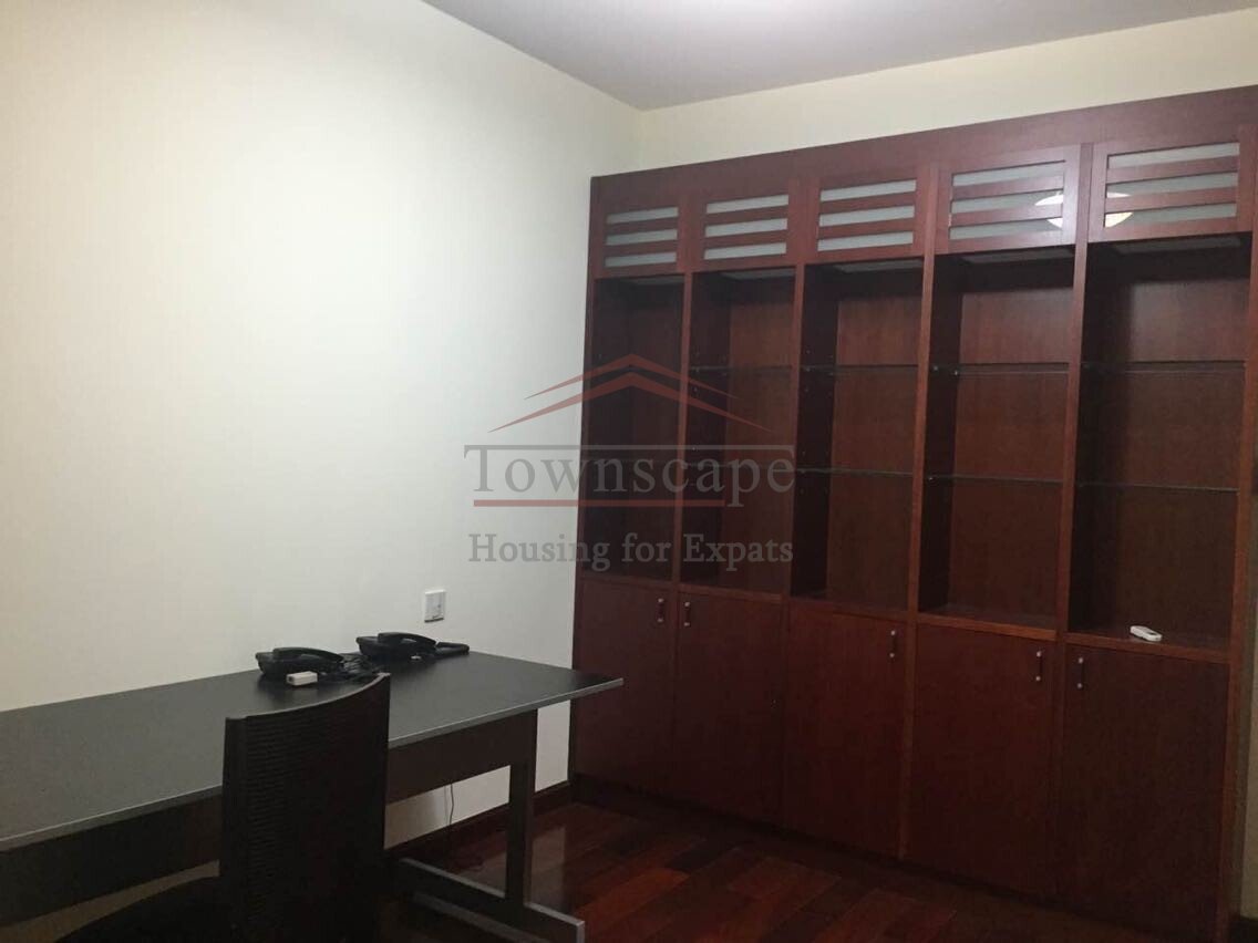 Rent apartment in Shanghai Clean well priced 3 BR apartment line 2/11 Jiangsu Rd station