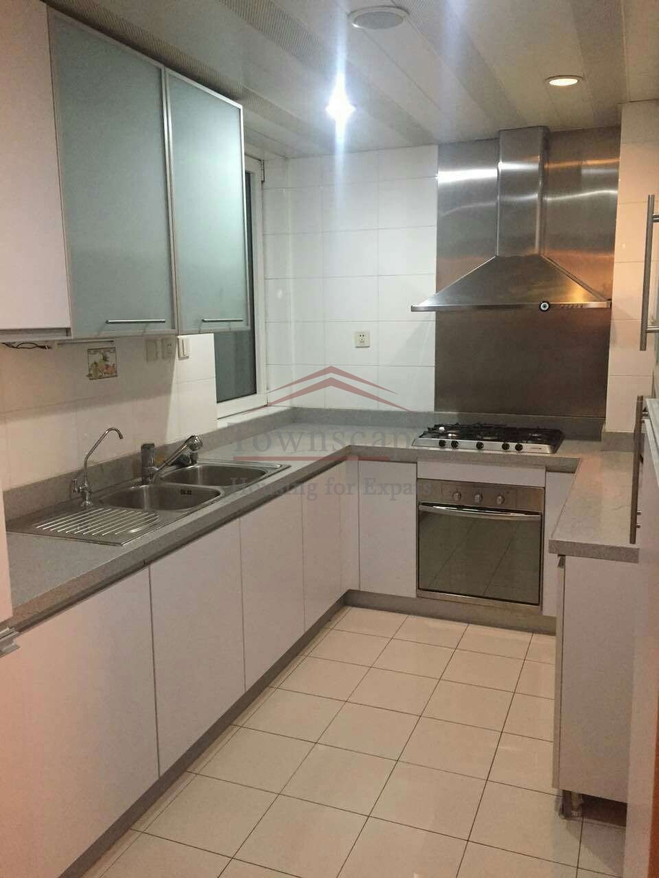 Rent a house in Shanghai Clean well priced 3 BR apartment line 2/11 Jiangsu Rd station