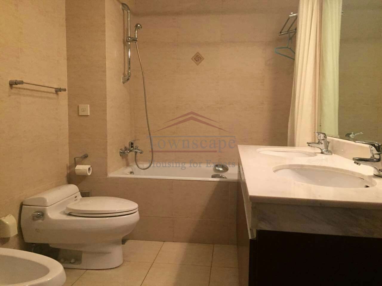 Apartment for rent in Shanghai Clean well priced 3 BR apartment line 2/11 Jiangsu Rd station