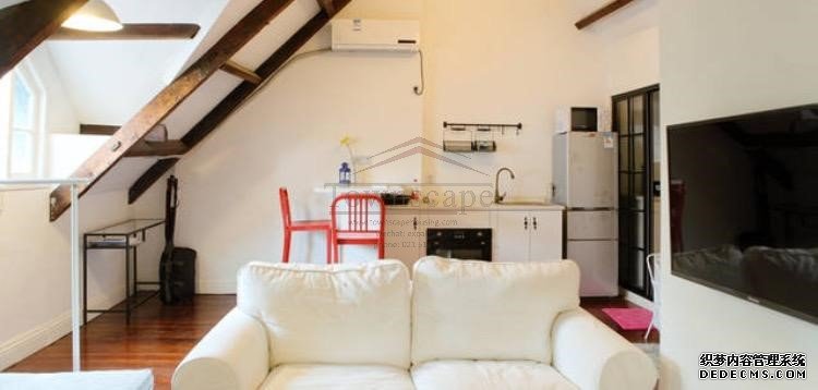  Renovated Attic Apartment near Jingan Temple