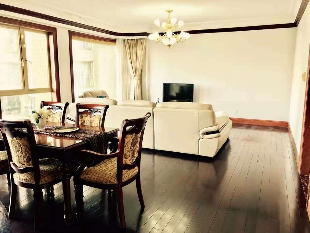  Bright, Modern 3BR Apartment in Downtown near Yuyuan