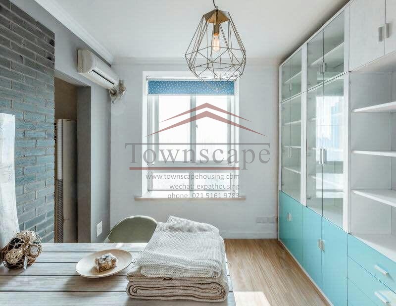  Sleek & Simple, Renovated 4BR Apartment in Xujiahui