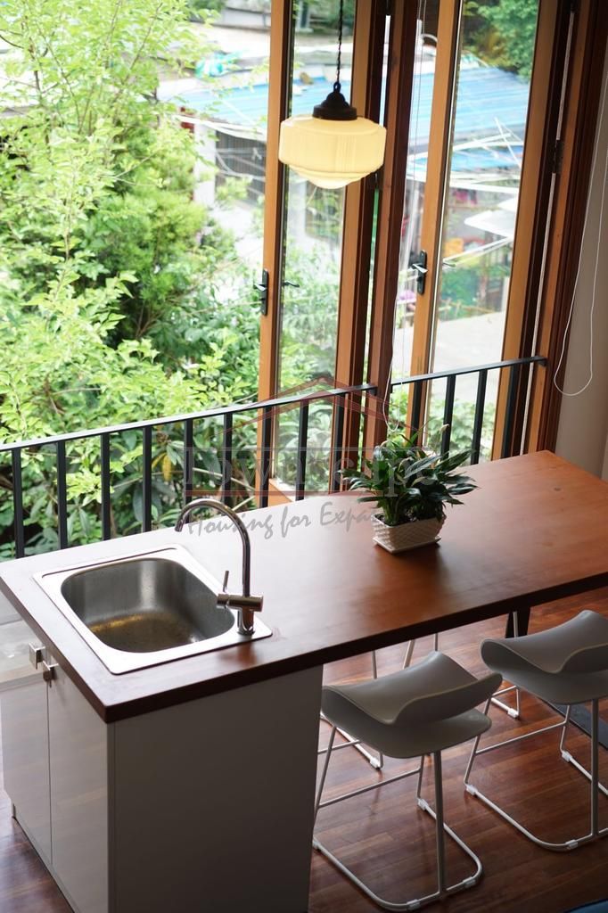  Beautiful 3BR Residence in Downtown Shanghai