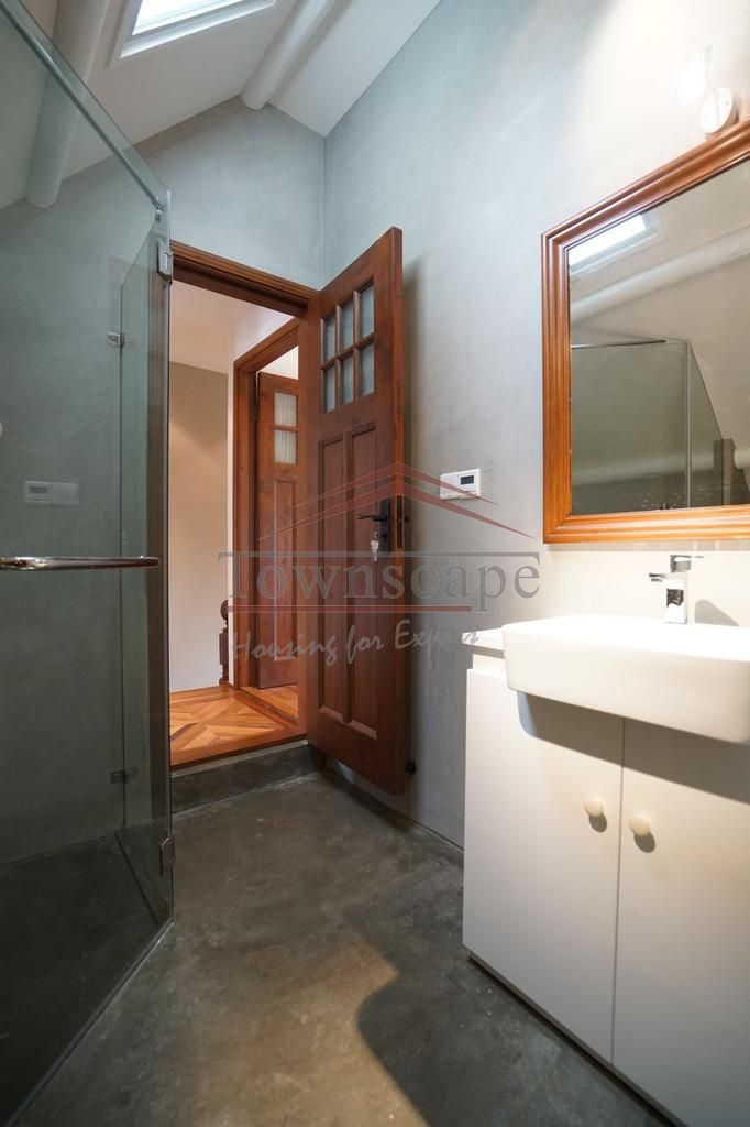  Beautiful 3BR Residence in Downtown Shanghai