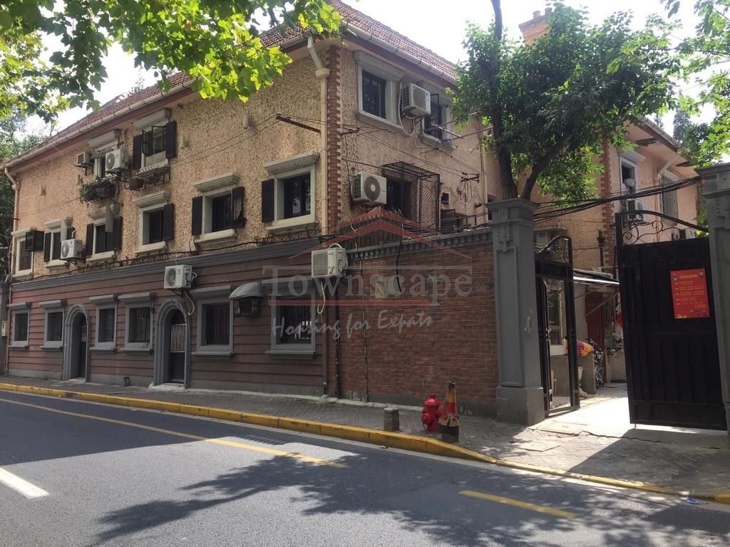  Beautiful 3BR Residence in Downtown Shanghai