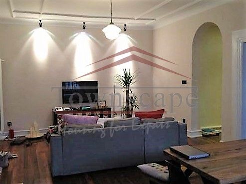  Spacious 3BR Apartment on West Nanjing Road