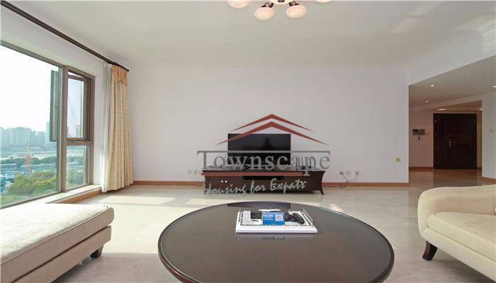  Spacious Family Apartment in Lujiazui