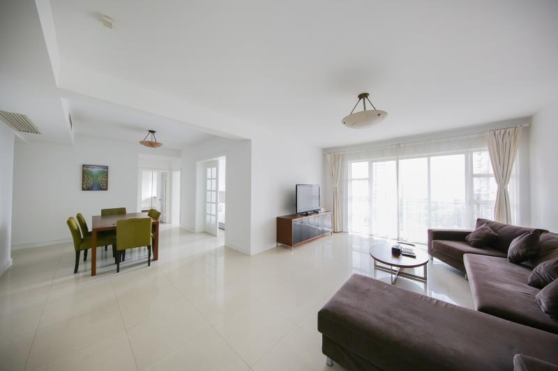  Bright, Spacious 4BR Apartment in Lujiazui