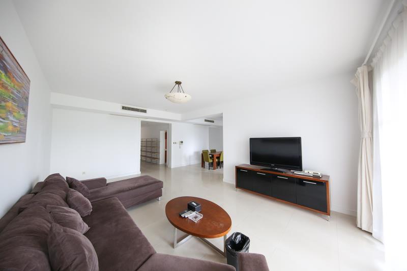  Bright, Spacious 4BR Apartment in Lujiazui