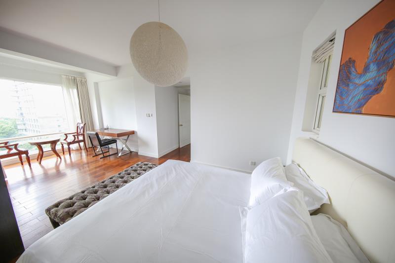  Bright, Spacious 4BR Apartment in Lujiazui