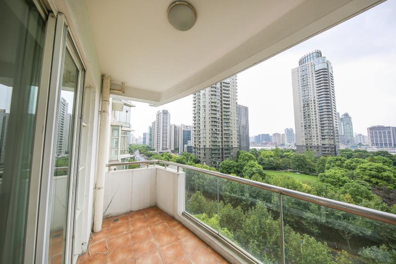  Bright, Spacious 4BR Apartment in Lujiazui