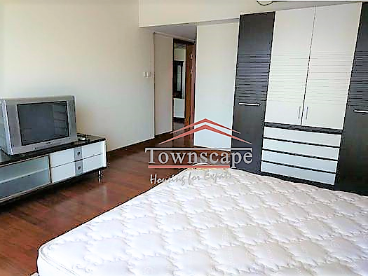  Ample 3BR Apartment in Xujiahui