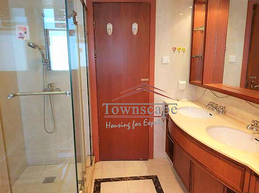  Ample 3BR Apartment in Xujiahui