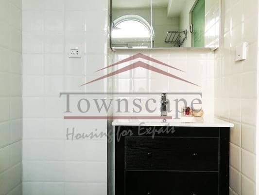  Sunny 2BR Apartment near Xintiandi and Dapuqiao