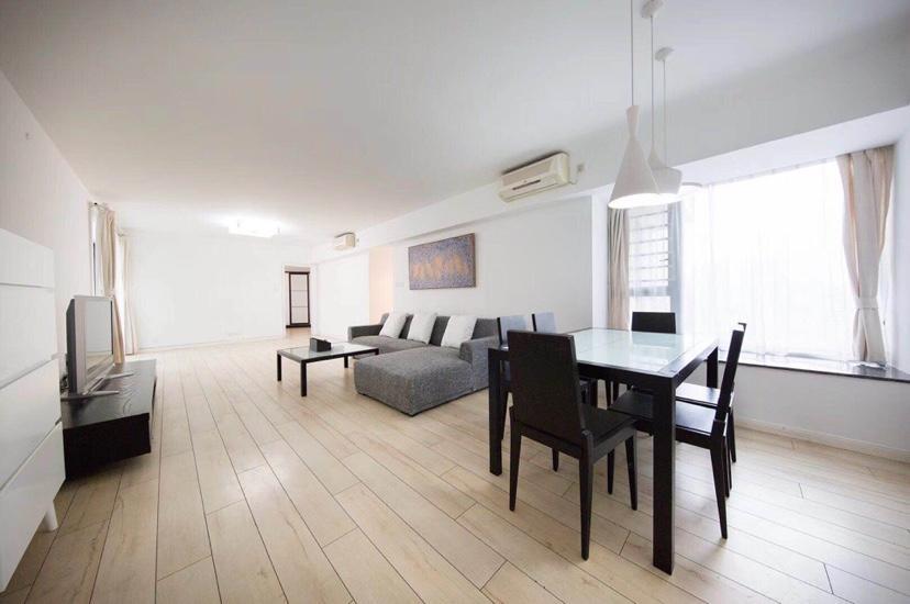  Ample and Bright 3BR Apartment in Xujiahui