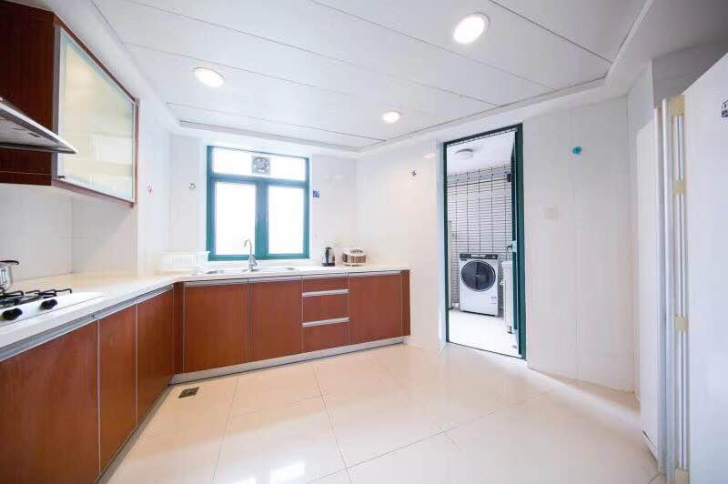  Ample and Bright 3BR Apartment in Xujiahui