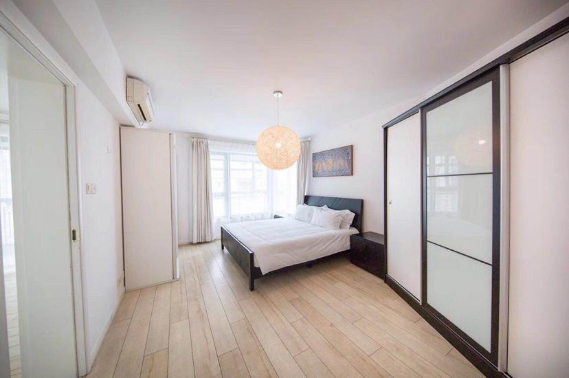  Ample and Bright 3BR Apartment in Xujiahui