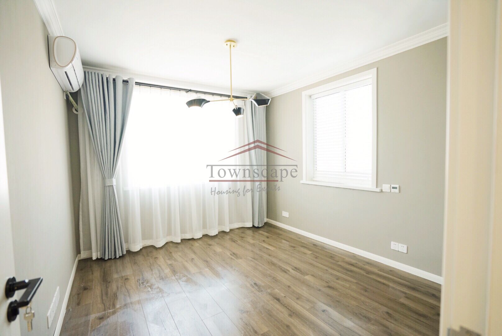  Renovated 2BR Apartment with Floor Heating in Lujiazui