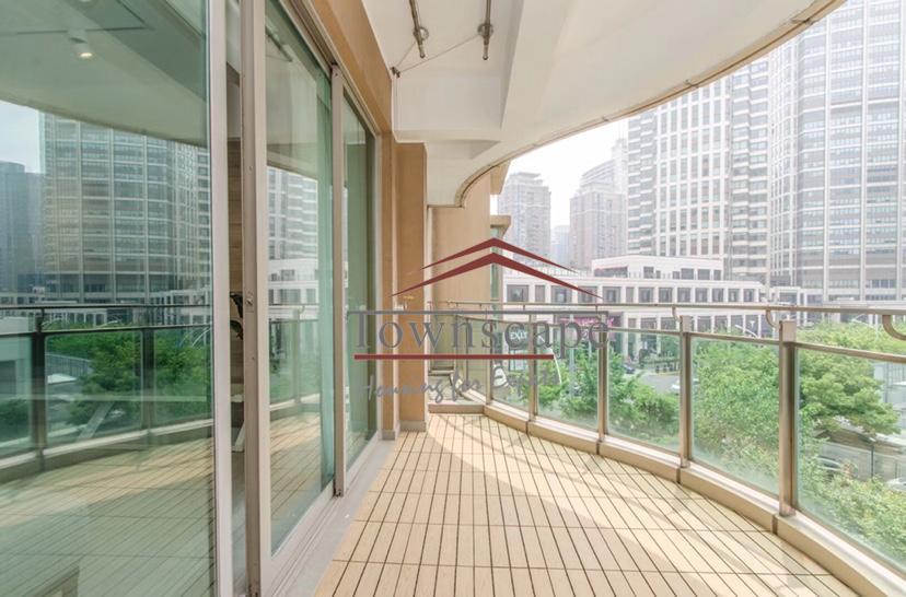  Ample 4BR Apartment in West Nanjing Road