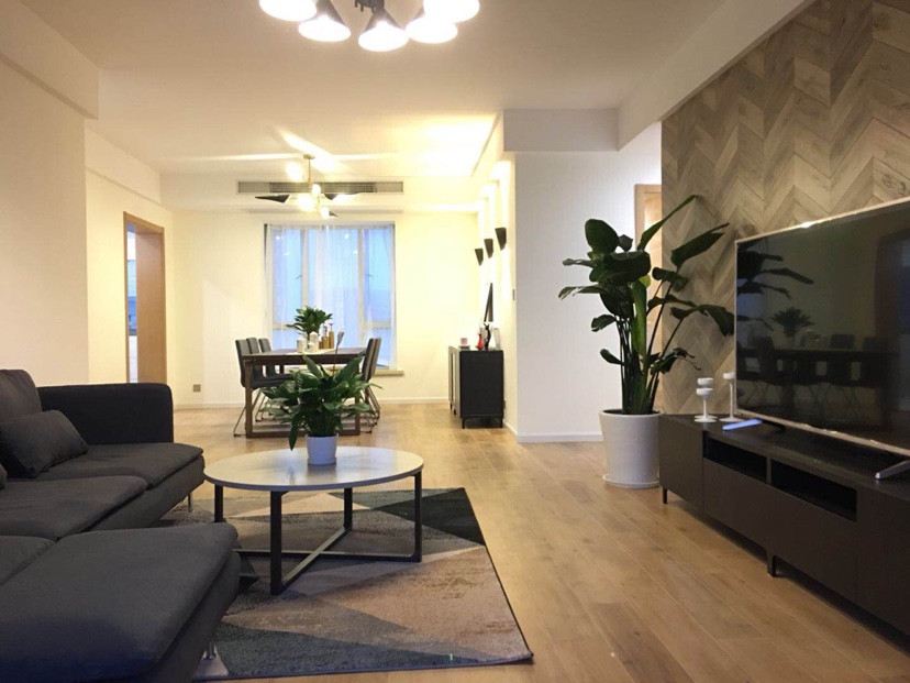  Contemporary 3BR Apartment in Jingan