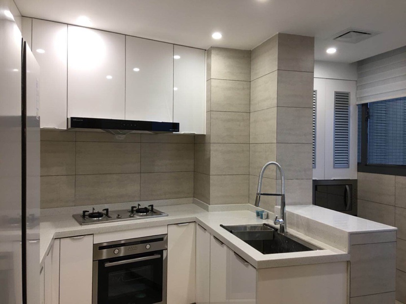  Contemporary 3BR Apartment in Jingan