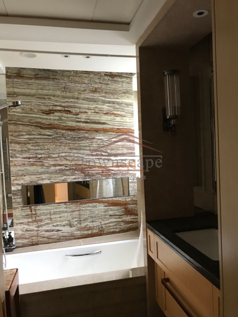  Luxury 2BR Apartment in Lujiazui